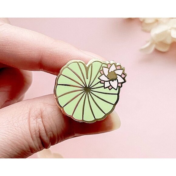 Water Lily Pad Enamel Pin - Gold Plated Brooch - Nature & Garden Jewelry - Picture 3 of 11